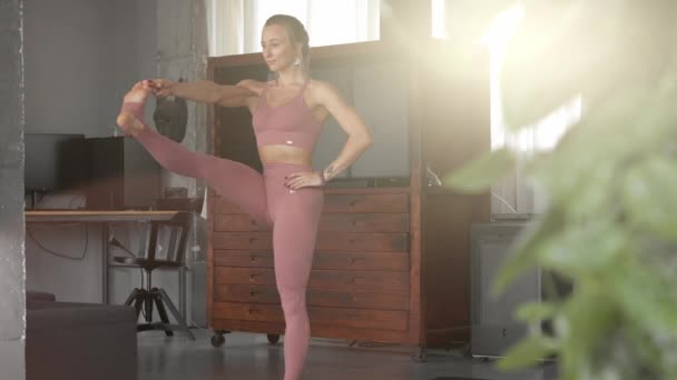Genç kadın kendi stüdyosunda yoga yapıyor. — Stok video