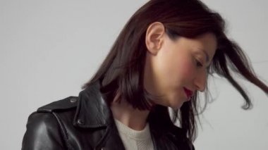 Stüdyoda saç üfleyen 60 fps 'li kadından ağır çekim