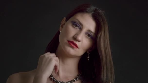 Nádherné 30s žena na černém pozadí s večerní make-up — Stock video