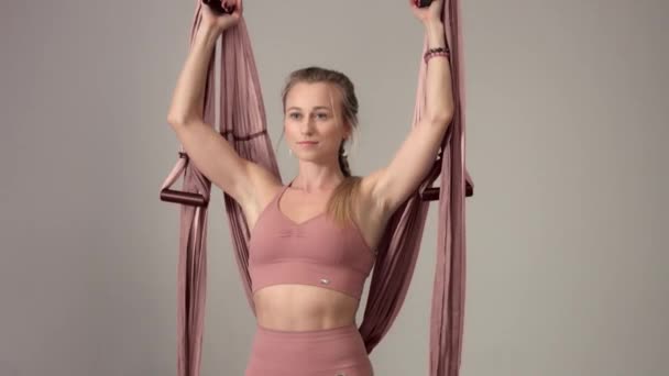 Aanbiddelijke vrouw yoga trainer tijdens luchtfoto yoga master class — Stockvideo