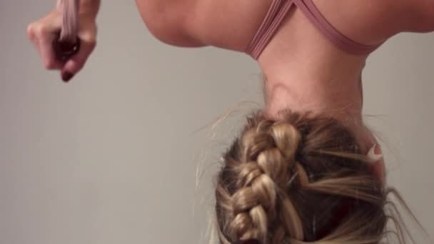 Прелестная женщина-тренер по йоге во время мастер-класса по аэройоге — стоковое видео