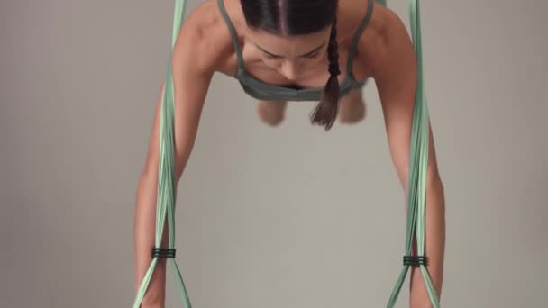 Entzückende Yoga-Trainerin beim Aerial Yoga Meisterkurs — Stockvideo