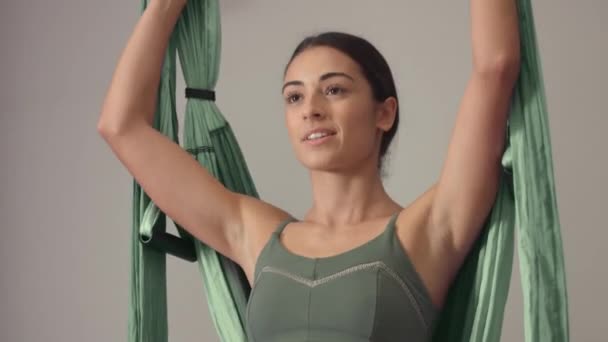 Adorabile donna yoga trainer durante classe master yoga aerea — Video Stock