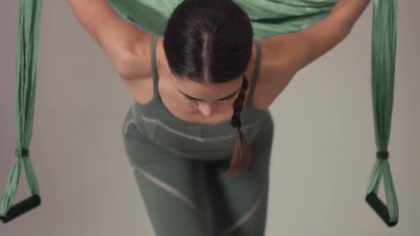 Adorable mujer entrenadora de yoga durante la clase magistral de yoga aéreo — Vídeos de Stock