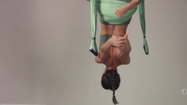 空中瑜伽硕士班期间可爱的女子瑜伽教练 — 图库视频影像