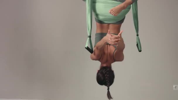 Entzückende Yoga-Trainerin beim Aerial Yoga Meisterkurs — Stockvideo