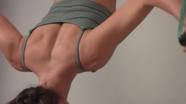 Hava yogası ana sınıfı sırasında harika bir yoga eğitmeni. 