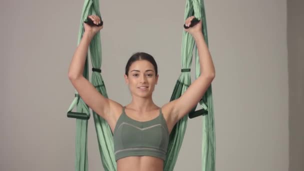 Adorabile donna yoga trainer durante classe master yoga aerea — Video Stock