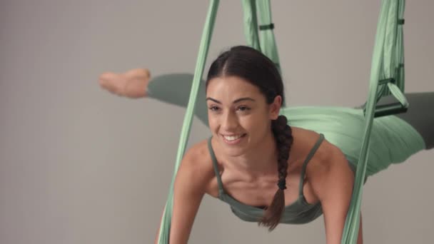 Adorable femme formateur de yoga pendant la classe de maître de yoga aérien — Video