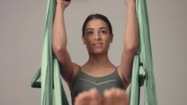 Прелестная женщина-тренер по йоге во время мастер-класса по аэройоге — стоковое видео