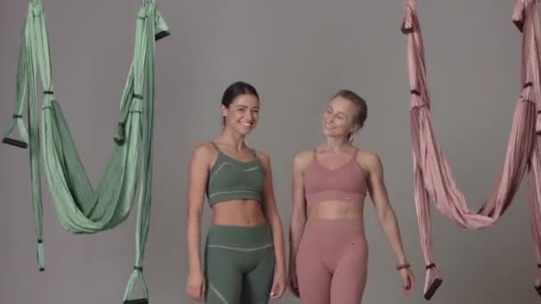 Deux professeurs de yoga aérien pendant une classe faisant des éléments de yoga aérien — Video