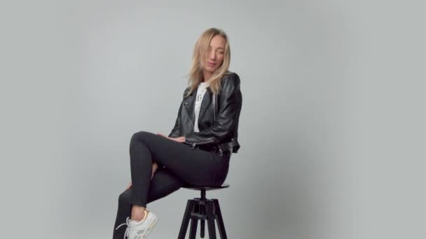 Beauté 30s blonde femme en studio avec des cheveux soufflants — Video