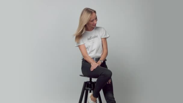 Schoonheid 30s blonde vrouw in studio met blazen haar — Stockvideo