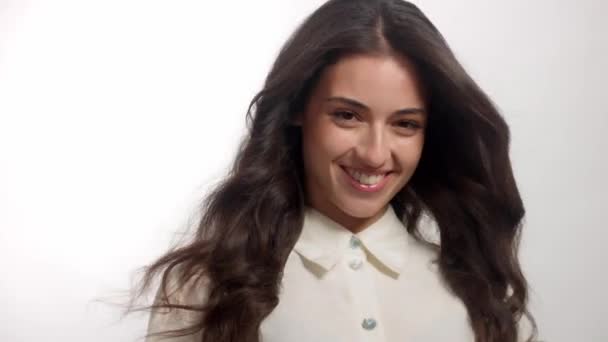 Joven morena sola en retrato de estudio. Mujer feliz sonriente — Vídeos de Stock