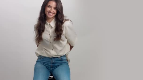 Joven morena sola en retrato de estudio. Mujer feliz sonriente — Vídeos de Stock