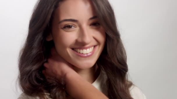 Joven morena sola en retrato de estudio. Mujer feliz sonriente — Vídeos de Stock