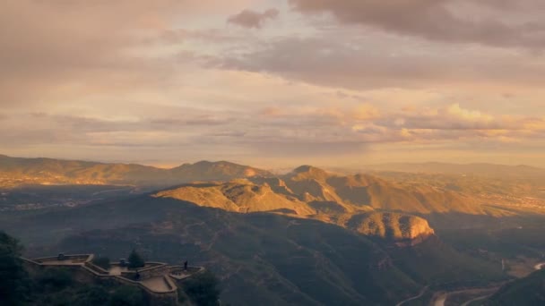 Hory krajina ve Španělsku zóna Montserrat při západu slunce — Stock video