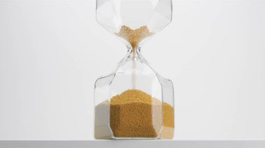 Stüdyoda bir kum saati var. Beyaz arkaplanda en küçük resim