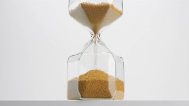 Stüdyoda bir kum saati var. Beyaz arkaplanda en küçük resim