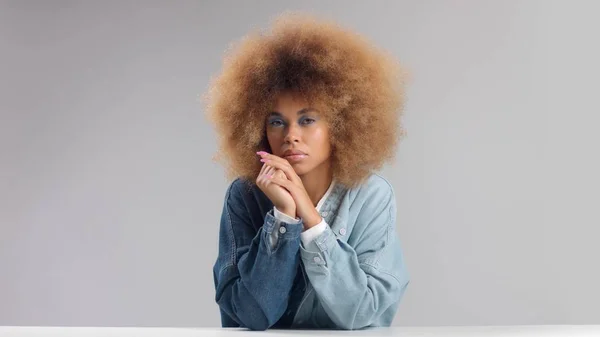 Retrato de mulher negra de raça mista com cabelo afro veste uma camisa denim oversize — Fotografia de Stock