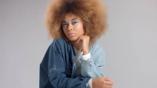 Retrato de mujer negra de raza mixta con pelo afro lleva una camisa de denim de gran tamaño — Foto de Stock