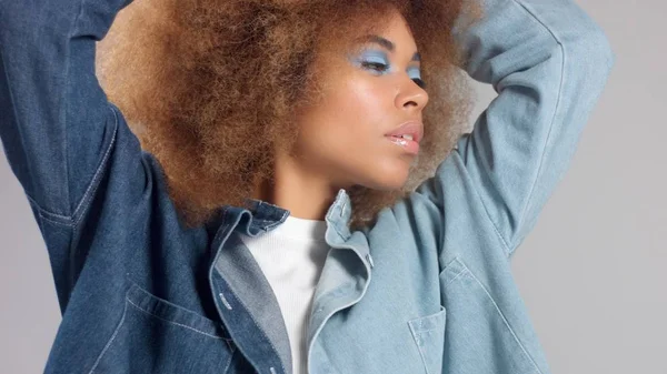 Portret van gemengde ras zwarte vrouw met afro haar draagt een denim oversize shirt — Stockfoto