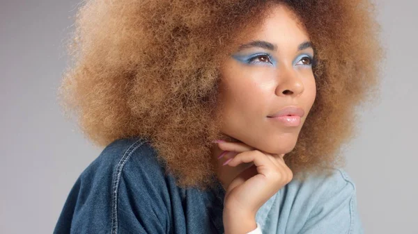 Retrato de mujer negra de raza mixta con pelo afro lleva una camisa de denim de gran tamaño —  Fotos de Stock