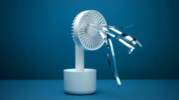 Маленький белый вентилятор с серебряными полосками — стоковое фото