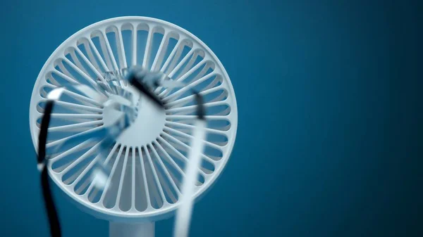 Piccolo ventilatore bianco con soffiaggio a strisce argentate — Foto Stock