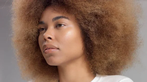 Mixta raza negro mujer con Grande afro cabello en estudio poner un crema mancha —  Fotos de Stock