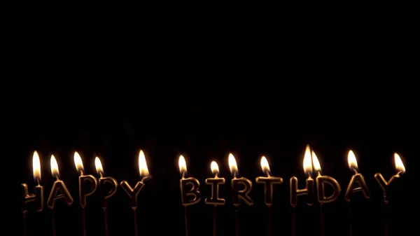 De hand maakt lichten kaarsen gelukkige verjaardag met een lichtere — Stockfoto
