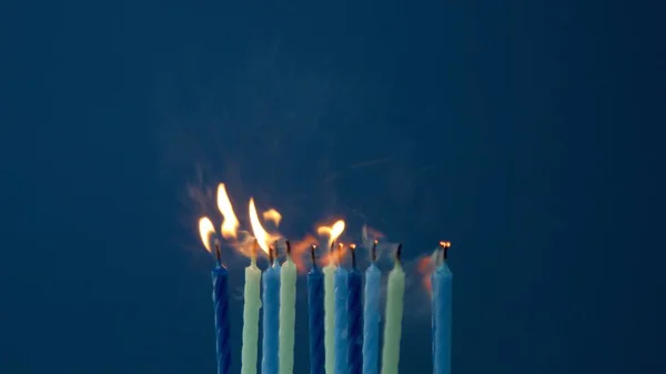 Algumas velas a arder e alguém soprou as velas. Desaparecimento de fumaça de vela — Fotografia de Stock