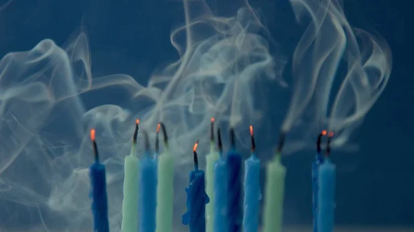 Hořící svíčky a někdo sfoukl svíčky. Mizející kouř svíčky — Stock fotografie