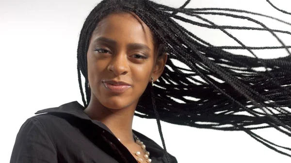 Blandad ras kvinna med hår flätor i studio på vitt porträtt — Stockfoto