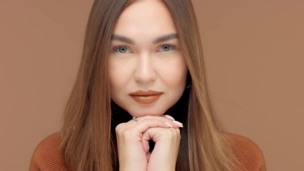 Monochrom braun aussehende kaukasische Frau im Studioporträt mit wehendem Haar — Stockvideo