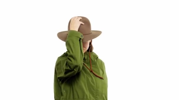 身着绿色长袍、头戴绿帽子的女人在演播室里穿着秋天的装束，转身对着镜头摆姿势 — 图库视频影像