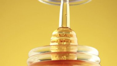 Bal kaşığının üzerine bal dök