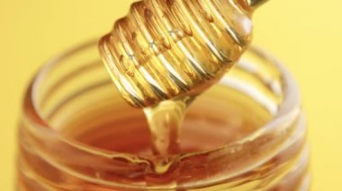 Bal kaşığının üzerine bal dök