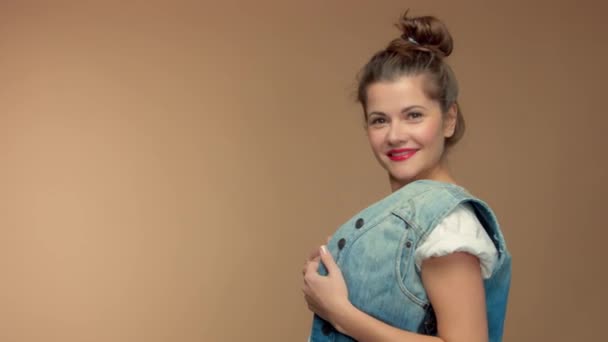 Caucasian woman in studio on beuge background have fun and poses to camera — Stok video