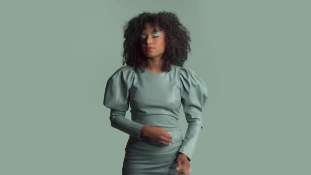 Mieszane rasy kobieta z dużymi kręconymi włosami w skórzanej sukience mody w studio — Wideo stockowe