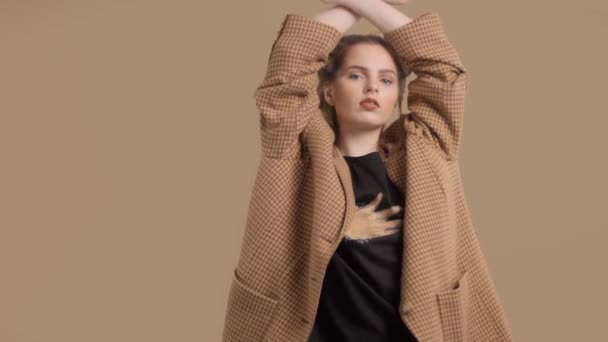 Moderedaktionsporträt des blonden Models trägt im Atelier ein helles Closed auf buntem Hintergrund — Stockvideo