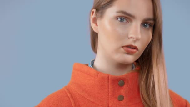 Retrato editorial de moda de modelo rubia lleva un brillante se cierra sobre fondo colorido en el estudio — Vídeo de stock