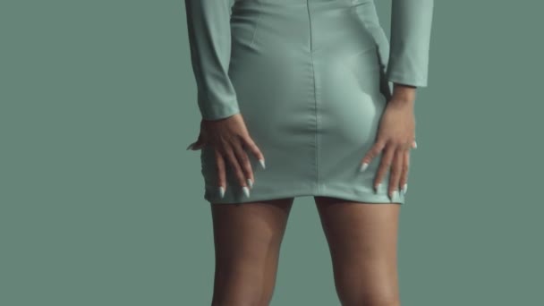 Gemengde ras vrouw met grote krullend haar in leer mode jurk in studio — Stockvideo