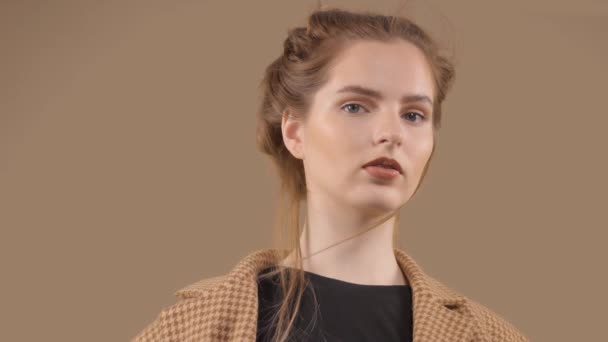 Retrato editorial de moda de modelo rubia lleva un brillante se cierra sobre fondo colorido en el estudio — Vídeos de Stock