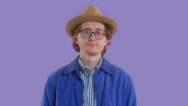 Мужской портрет в студии на зеленом фоне носит городской винтажный вид — стоковое видео