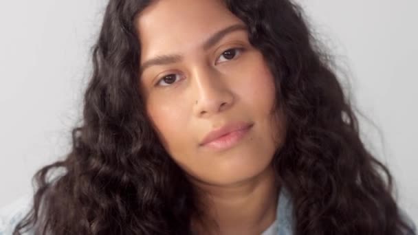 Retrato da raça nativa americana mista plus size model em estúdio — Vídeo de Stock