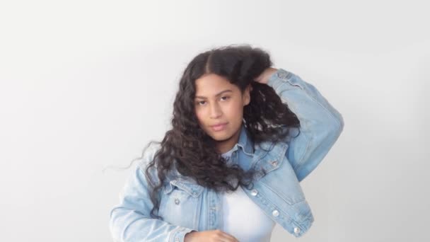 Portrait de race mixte amérindienne plus modèle de taille en studio — Video