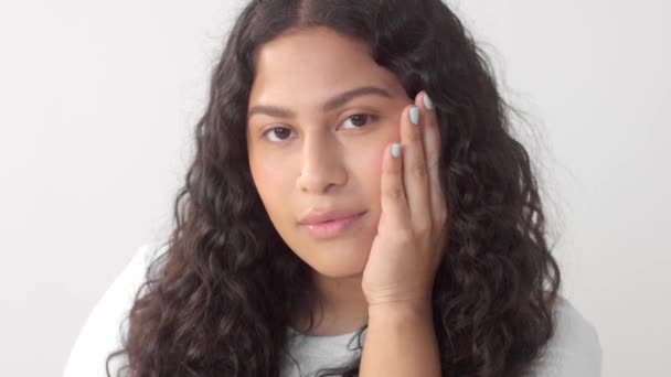 Молодая женщина в студии без макияжа портрет новая красота жидкость личности — стоковое видео