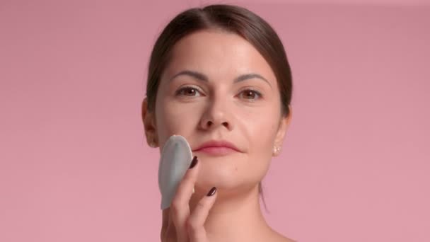 Femme avec coussinets peeling traitement du visage — Video