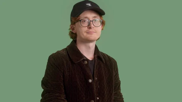 Αυθεντικό στυλ αρσενικό closeup πορτρέτο κοκκινομάλλα με γυαλιά στο στούντιο δείχνει ήρεμη πρόσωπο — Φωτογραφία Αρχείου